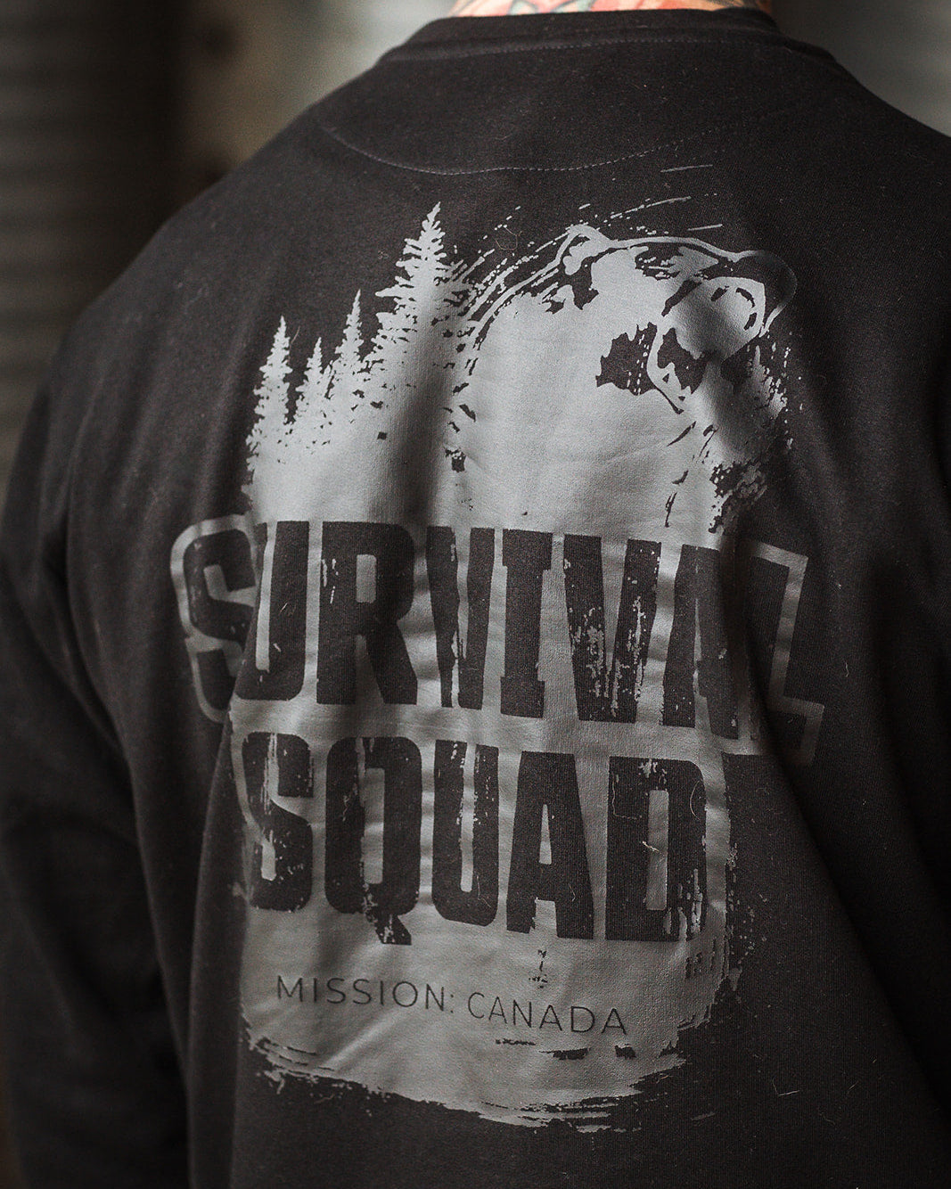 CREWNECK SWEATSHIRT "SURVIVAL SQUAD" BÄR